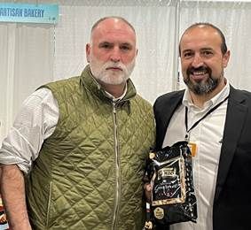 Chef José Andrés con Kiko Doblado y paquete de picos Gourmet